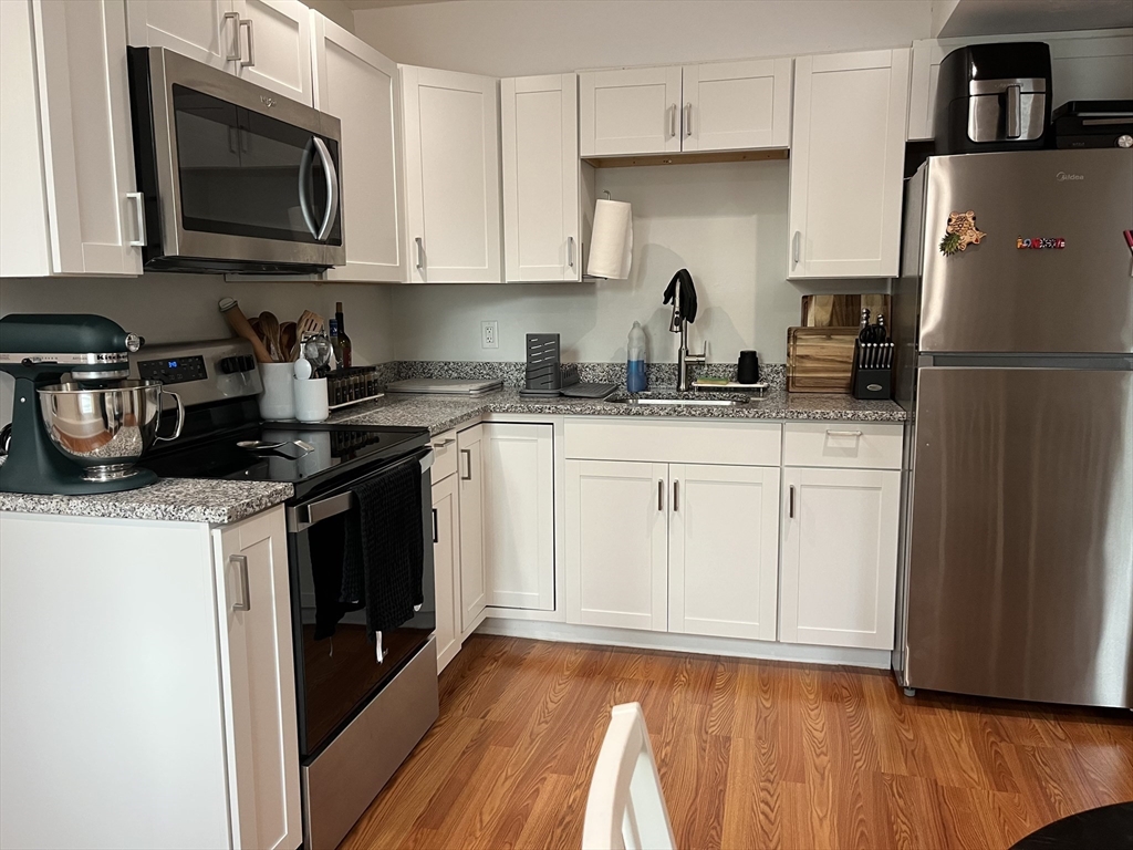 27 Salem, Woburn, Massachusetts, 2 Bedrooms Bedrooms, 4 Rooms Rooms,1 BathroomBathrooms,Residential Lease,For Rent,Salem,73492106