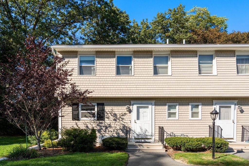 2259 Commonwealth, Newton, Massachusetts, 2 Bedrooms Bedrooms, 6 Rooms Rooms,2.5 BathroomsBathrooms,Residential,For Sale,Commonwealth,73492155
