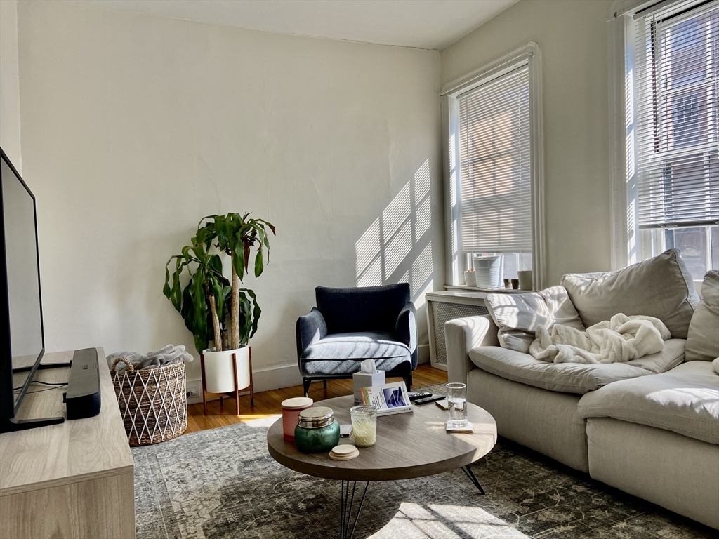 81 West Cedar St, Boston, Massachusetts, 1 Bedroom Bedrooms, 4 Rooms Rooms,1 BathroomBathrooms,Residential Lease,For Rent,West Cedar St,73492373