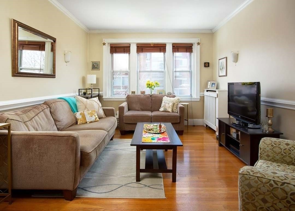 550 Centre Street, Boston, Massachusetts, 2 Bedrooms Bedrooms, 5 Rooms Rooms,1 BathroomBathrooms,Residential Lease,For Rent,Centre Street,73492377