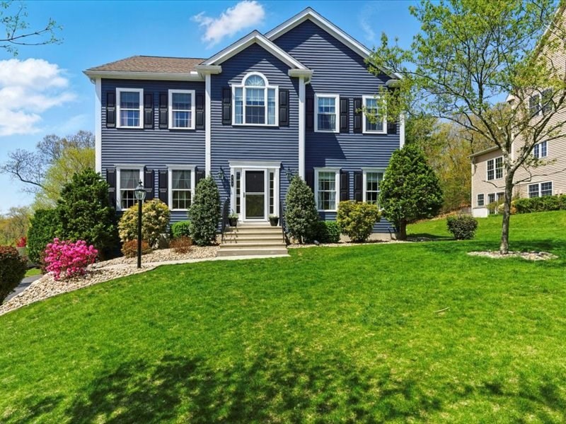 711 Samuel Dr, Northbridge, Massachusetts, 4 Bedrooms Bedrooms, 8 Rooms Rooms,2.5 BathroomsBathrooms,Residential,For Sale,Samuel Dr,73492353