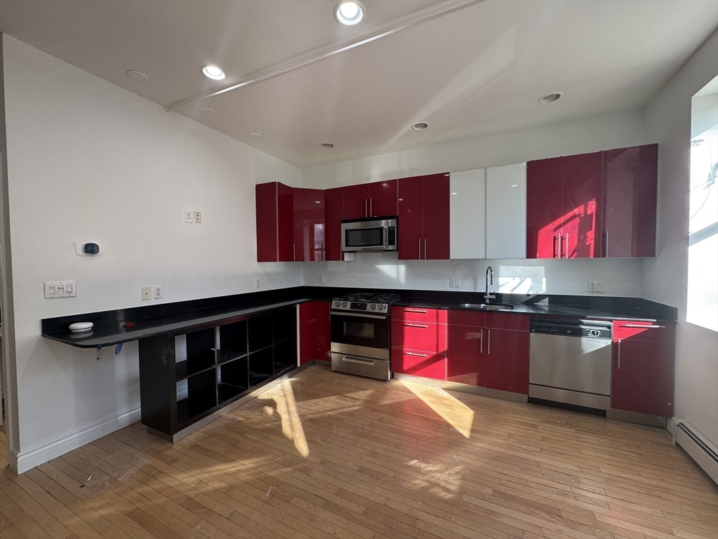 212 Chelsea Street, Boston, Massachusetts, 2 Bedrooms Bedrooms, 4 Rooms Rooms,1 BathroomBathrooms,Residential Lease,For Rent,Chelsea Street,73461929