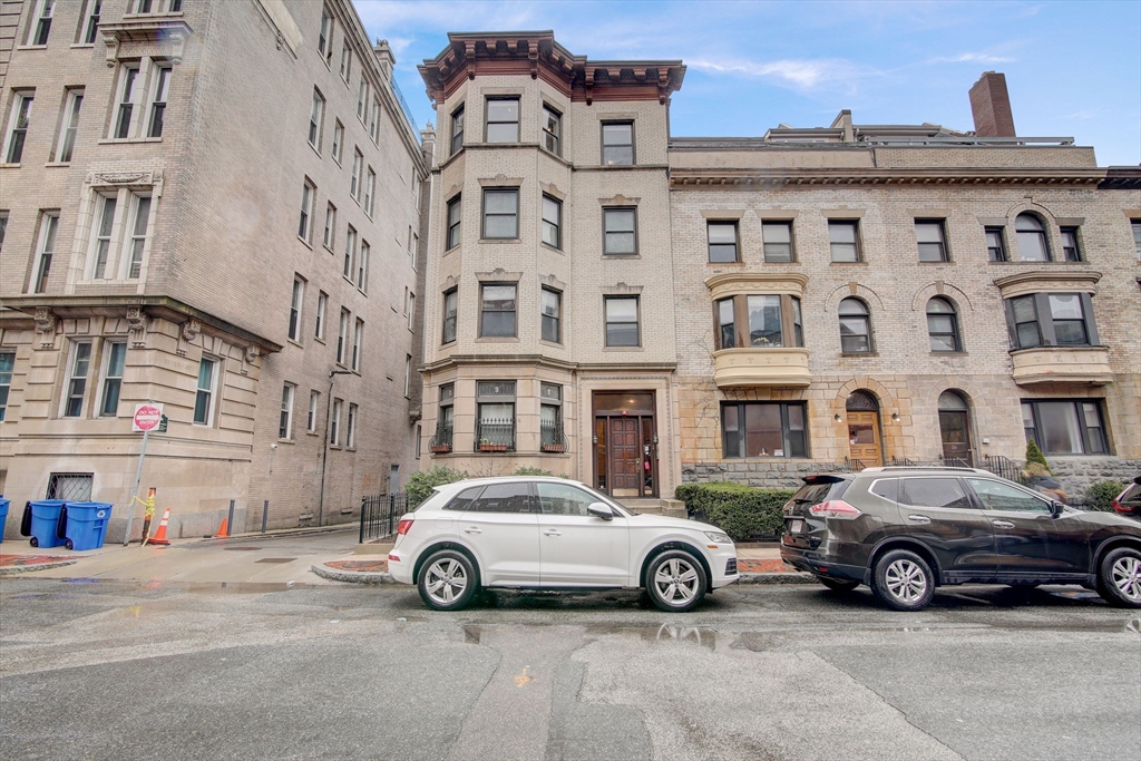 65 Hemenway St, Boston, Massachusetts, 2 Bedrooms Bedrooms, 4 Rooms Rooms,1 BathroomBathrooms,Residential Lease,For Rent,Hemenway St,73492462