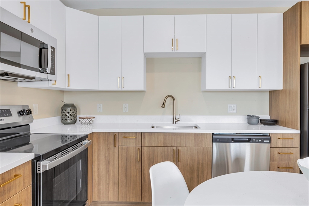 375 Cummins Highway, Boston, Massachusetts, 2 Bedrooms Bedrooms, 3 Rooms Rooms,1 BathroomBathrooms,Residential Lease,For Rent,Cummins Highway,73492503