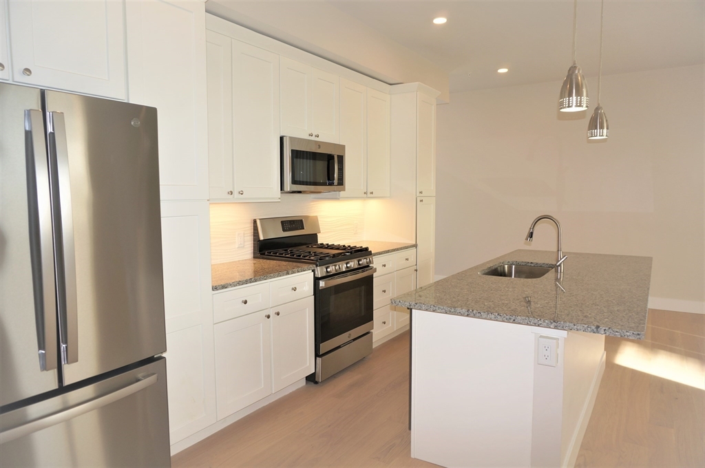 99 Moody Street, Waltham, Massachusetts, 2 Bedrooms Bedrooms, 5 Rooms Rooms,2 BathroomsBathrooms,Residential Lease,For Rent,Moody Street,73492569