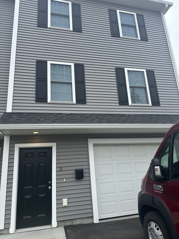 3 Marshall Street, Lowell, Massachusetts, 2 Bedrooms Bedrooms, 4 Rooms Rooms,1.5 BathroomsBathrooms,Residential Lease,For Rent,Marshall Street,73492575
