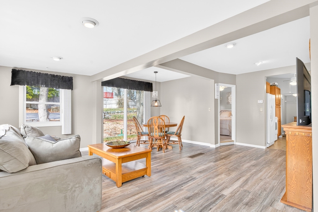 7 Sunrise Ave, Billerica, Massachusetts, 2 Bedrooms Bedrooms, 5 Rooms Rooms,1 BathroomBathrooms,Residential,For Sale,Sunrise Ave,73492596