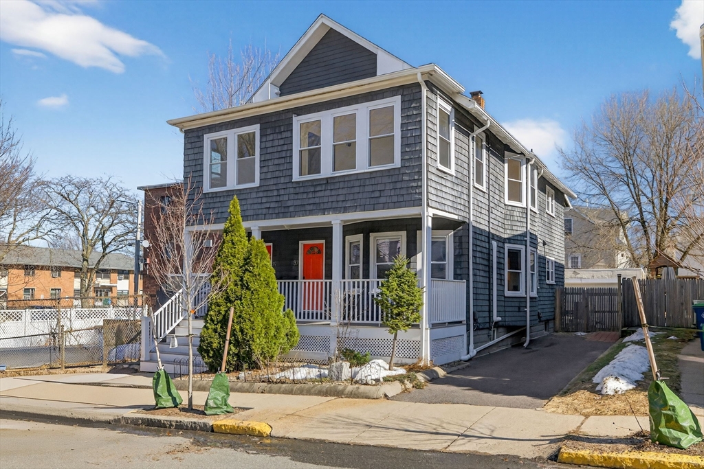 37-39 Bond Street, Somerville, Massachusetts, 2 Bedrooms Bedrooms, 5 Rooms Rooms,1.5 BathroomsBathrooms,Residential,For Sale,Bond Street,73492690