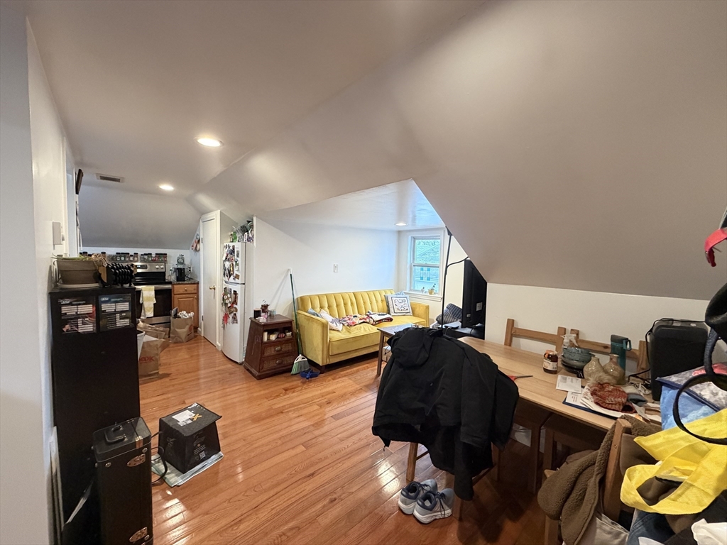 92 Wallingford Rd, Boston, Massachusetts, 2 Bedrooms Bedrooms, 5 Rooms Rooms,1 BathroomBathrooms,Residential Lease,For Rent,Wallingford Rd,73492645