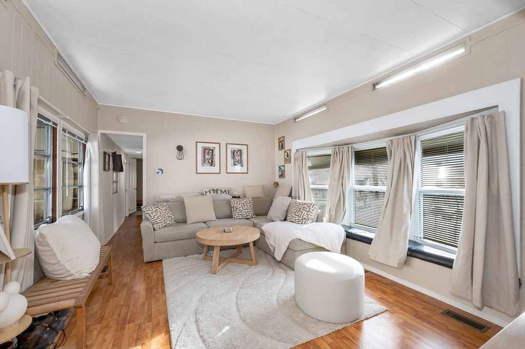 8 F St, Merrimac, Massachusetts, 2 Bedrooms Bedrooms, 5 Rooms Rooms,1 BathroomBathrooms,Residential,For Sale,F St,73472638