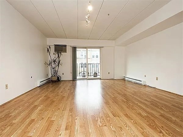 125 Pleasant Street, Brookline, Massachusetts, 2 Bedrooms Bedrooms, 4 Rooms Rooms,2 BathroomsBathrooms,Residential Lease,For Rent,Pleasant Street,73492764
