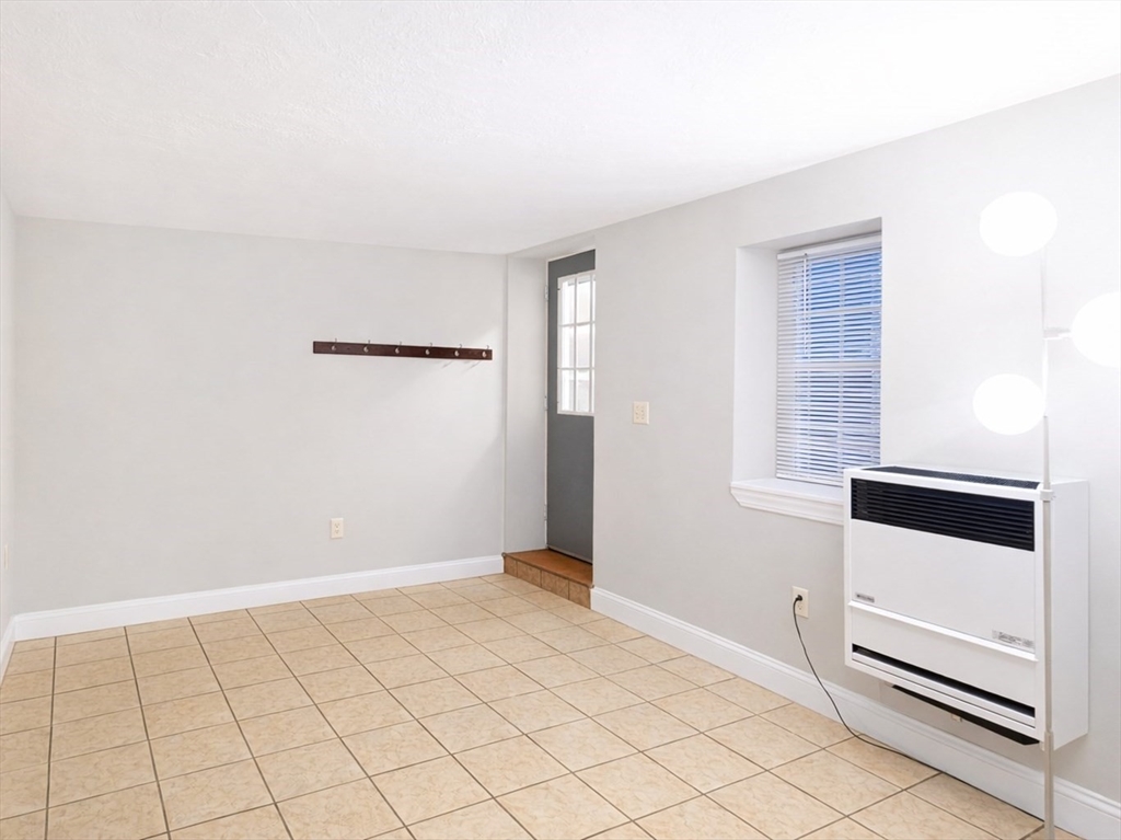 92 School St, Whitman, Massachusetts, 1 Bedroom Bedrooms, 4 Rooms Rooms,1 BathroomBathrooms,Residential Lease,For Rent,School St,73492884