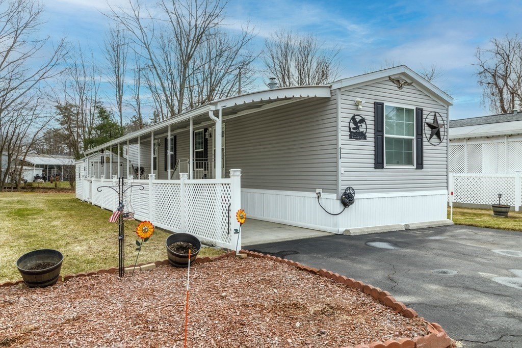 556 Central Street, Leominster, Massachusetts, 2 Bedrooms Bedrooms, 5 Rooms Rooms,2 BathroomsBathrooms,Residential,For Sale,Central Street,73492851