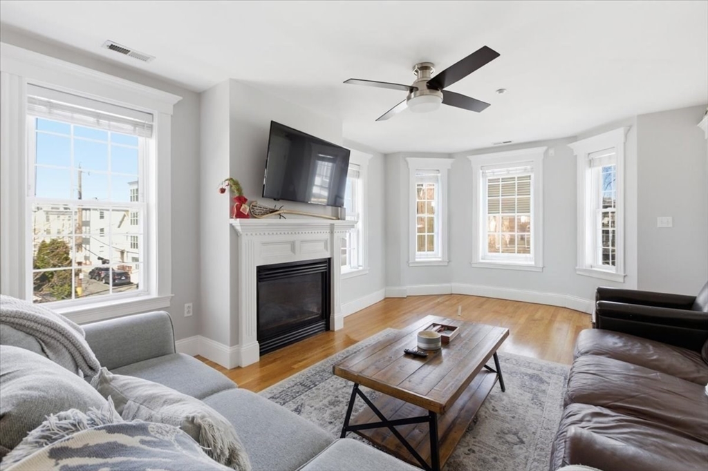 77 Baxter St, Boston, Massachusetts, 3 Bedrooms Bedrooms, 5 Rooms Rooms,2 BathroomsBathrooms,Residential,For Sale,Baxter St,73492906