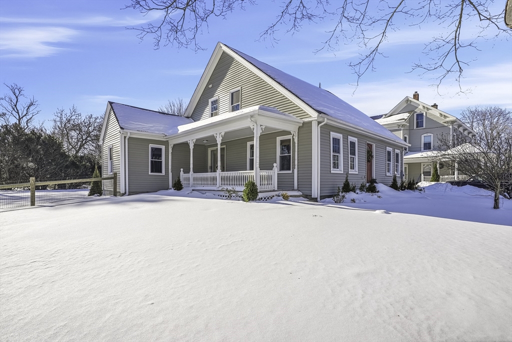 26 Maple St, Mendon, Massachusetts, 4 Bedrooms Bedrooms, 7 Rooms Rooms,2 BathroomsBathrooms,Residential,For Sale,Maple St,73474240