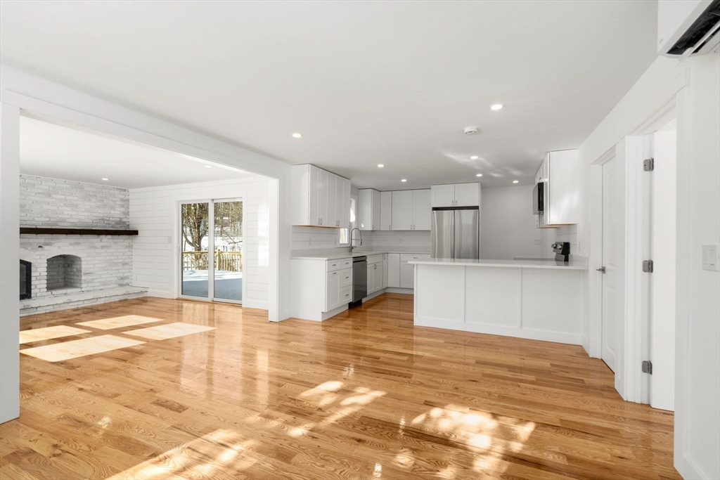 925 Washington Street, Franklin, Massachusetts, 3 Bedrooms Bedrooms, 8 Rooms Rooms,3 BathroomsBathrooms,Residential,For Sale,Washington Street,73474440