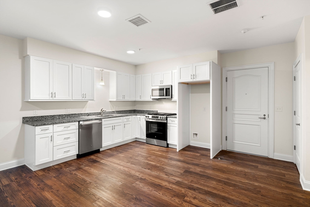10 Franklin Ave, Revere, Massachusetts, 1 Bedroom Bedrooms, 4 Rooms Rooms,1 BathroomBathrooms,Residential,For Sale,Franklin Ave,73475435