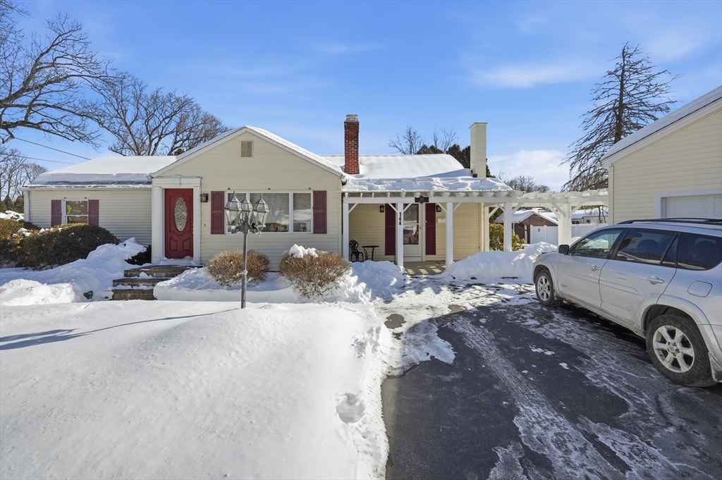 144 River Rd, Agawam, Massachusetts, 3 Bedrooms Bedrooms, 6 Rooms Rooms,1 BathroomBathrooms,Residential,For Sale,River Rd,73474329