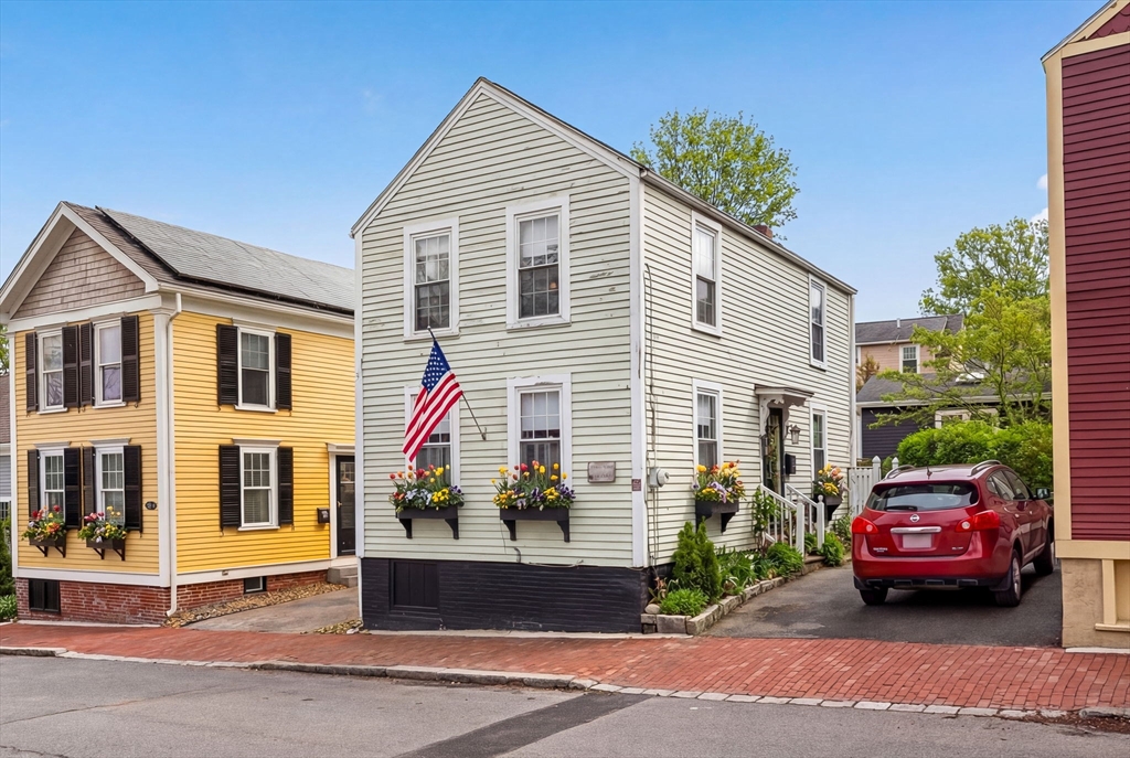 17 Carter St, Newburyport, Massachusetts, 2 Bedrooms Bedrooms, 5 Rooms Rooms,1 BathroomBathrooms,Residential,For Sale,Carter St,73493003