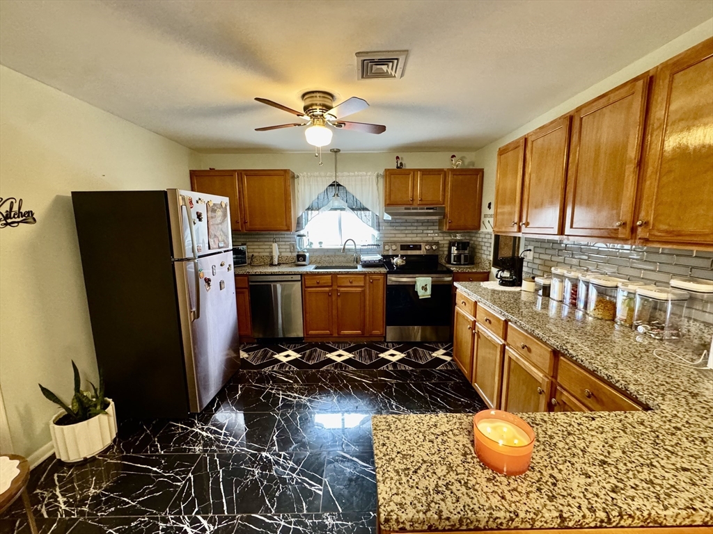 5455 N Main St, Fall River, Massachusetts, 2 Bedrooms Bedrooms, 4 Rooms Rooms,1 BathroomBathrooms,Residential,For Sale,N Main St,73492925