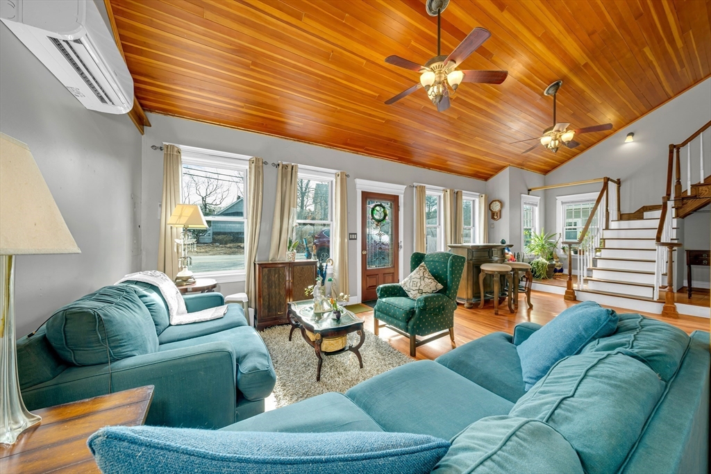 111 Grove Ave, Wilmington, Massachusetts, 3 Bedrooms Bedrooms, 9 Rooms Rooms,2 BathroomsBathrooms,Residential,For Sale,Grove Ave,73493052