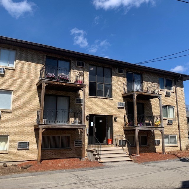 351 Pawtucket Blvd, Lowell, Massachusetts, 2 Bedrooms Bedrooms, 4 Rooms Rooms,1 BathroomBathrooms,Residential,For Sale,Pawtucket Blvd,73473290