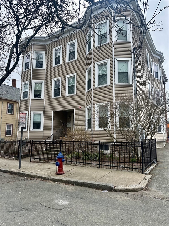 22 Sewall St, Somerville, Massachusetts, 2 Bedrooms Bedrooms, 5 Rooms Rooms,1 BathroomBathrooms,Residential Lease,For Rent,Sewall St,73493196