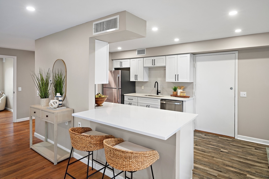 6 Beals Cove Rd, Hingham, Massachusetts, 1 Bedroom Bedrooms, 4 Rooms Rooms,1.5 BathroomsBathrooms,Residential,For Sale,Beals Cove Rd,73493383