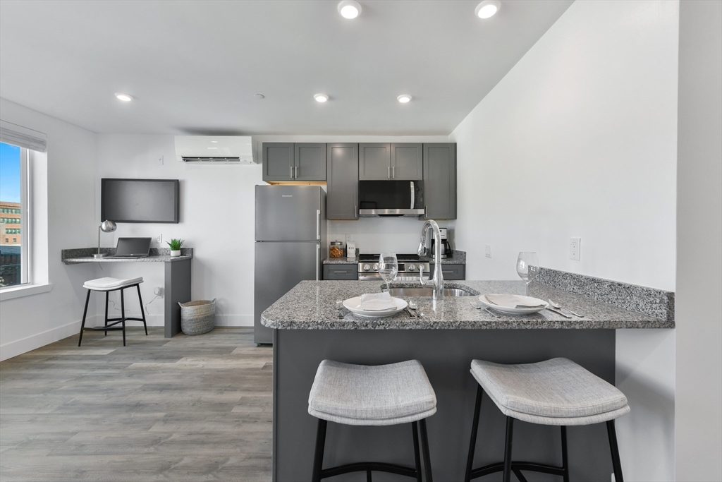 585 Essex St, Lynn, Massachusetts, 1 Room Rooms,1 BathroomBathrooms,Residential Lease,For Rent,Essex St,73493458