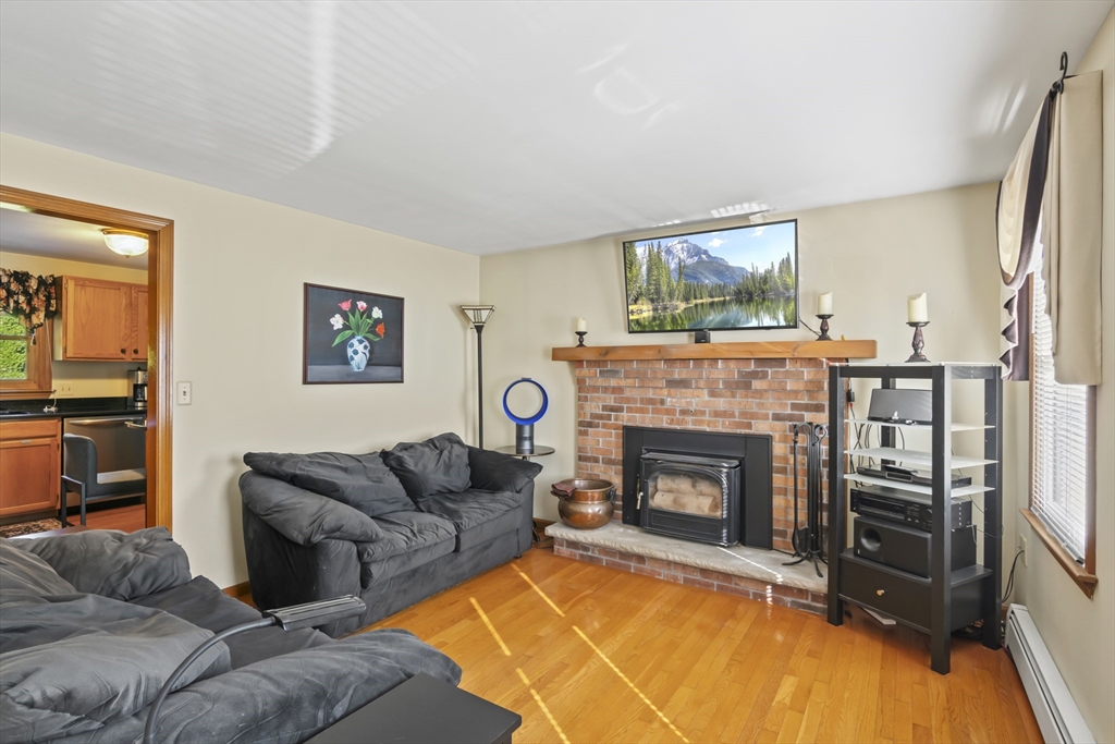 216 W Mountain St, Worcester, Massachusetts, 3 Bedrooms Bedrooms, 6 Rooms Rooms,1.5 BathroomsBathrooms,Residential,For Sale,W Mountain St,73493404