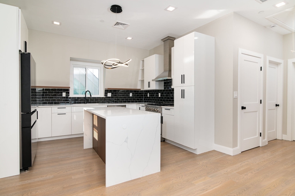 13 Arlington St, Somerville, Massachusetts, 3 Bedrooms Bedrooms, 5 Rooms Rooms,2 BathroomsBathrooms,Residential,For Sale,Arlington St,73493492