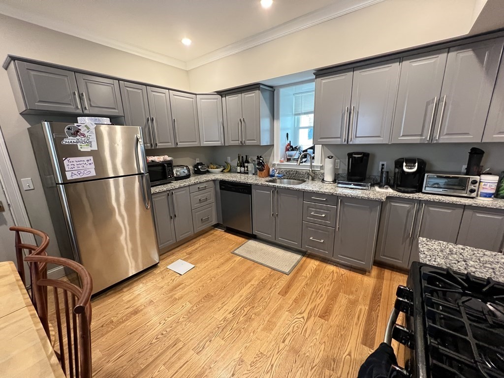 14 Stickney Ave, Somerville, Massachusetts, 4 Bedrooms Bedrooms, 6 Rooms Rooms,2 BathroomsBathrooms,Residential Lease,For Rent,Stickney Ave,73493507