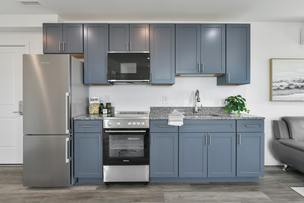 585 Essex St, Lynn, Massachusetts, 1 Bedroom Bedrooms, 2 Rooms Rooms,1 BathroomBathrooms,Residential Lease,For Rent,Essex St,73493528