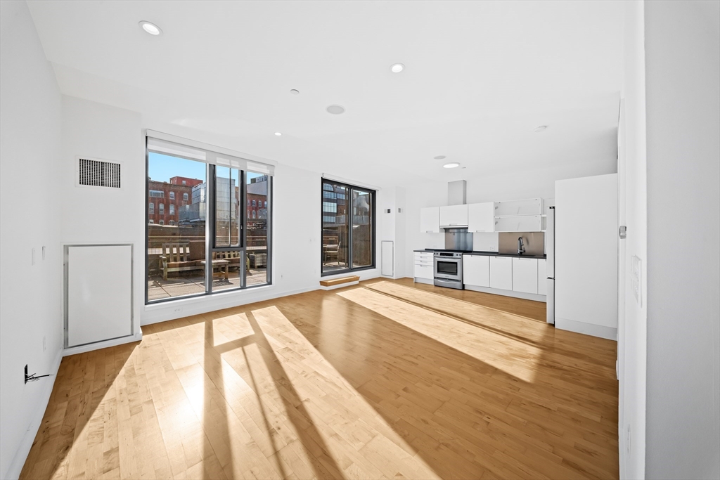 346 Congress Street, Boston, Massachusetts, 1 Bedroom Bedrooms, 2 Rooms Rooms,1.5 BathroomsBathrooms,Residential Lease,For Rent,Congress Street,73493615
