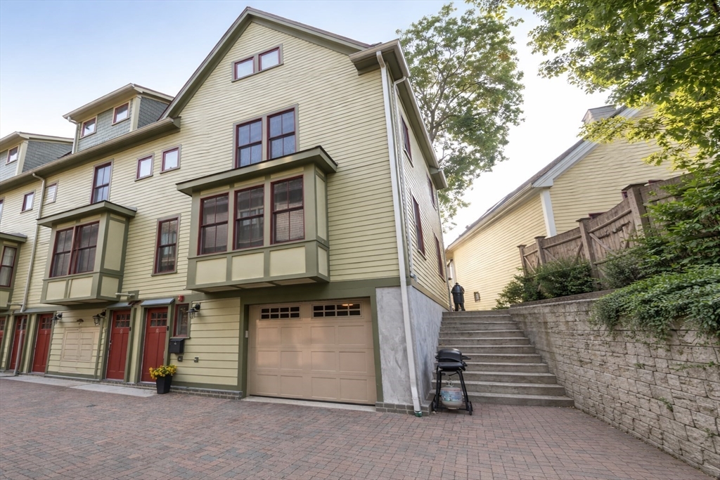 27 Marcella Street, Boston, Massachusetts, 3 Bedrooms Bedrooms, 6 Rooms Rooms,2.5 BathroomsBathrooms,Residential Lease,For Rent,Marcella Street,73493636