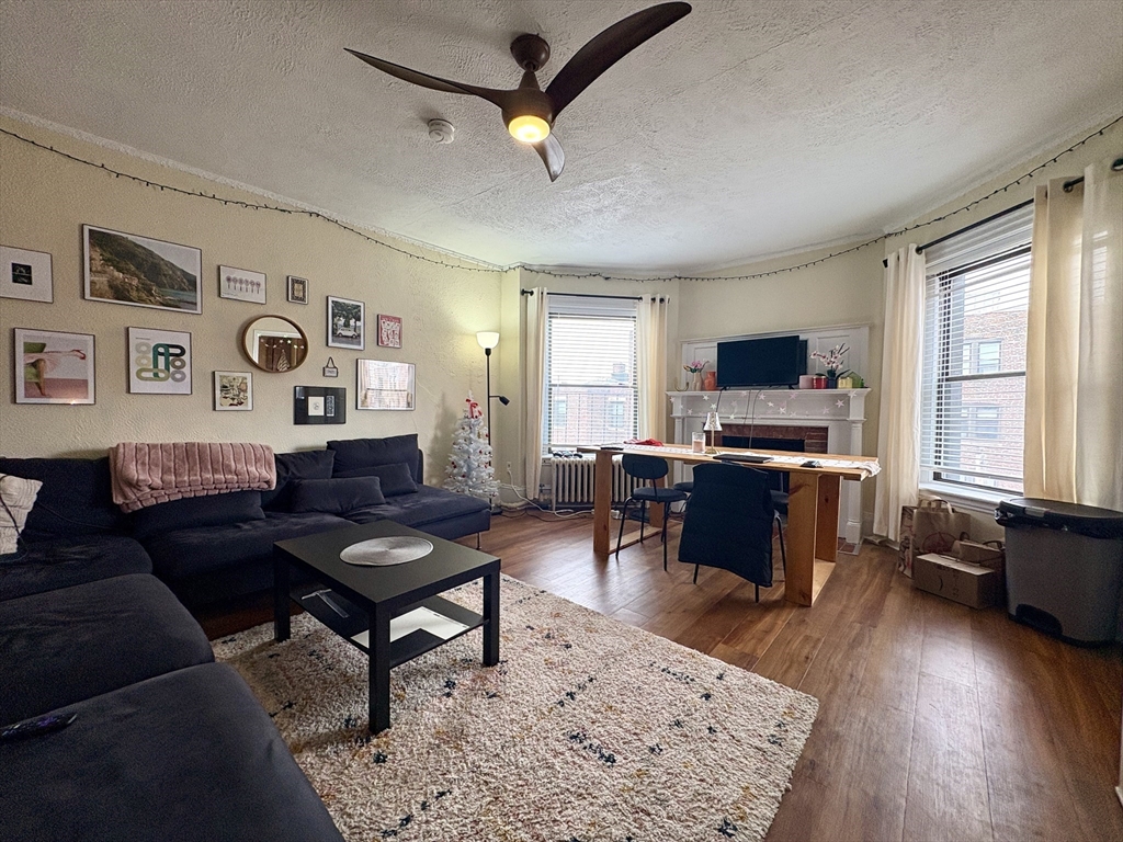 914 Beacon St, Boston, Massachusetts, 3 Bedrooms Bedrooms, 4 Rooms Rooms,1 BathroomBathrooms,Residential Lease,For Rent,Beacon St,73493639