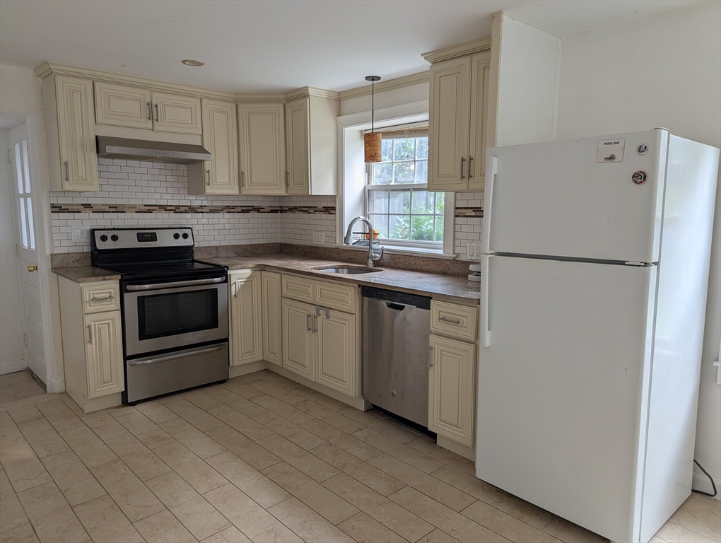 144 Lake Shore Drive, Weymouth, Massachusetts, 3 Bedrooms Bedrooms, 8 Rooms Rooms,3 BathroomsBathrooms,Residential Lease,For Rent,Lake Shore Drive,73493682