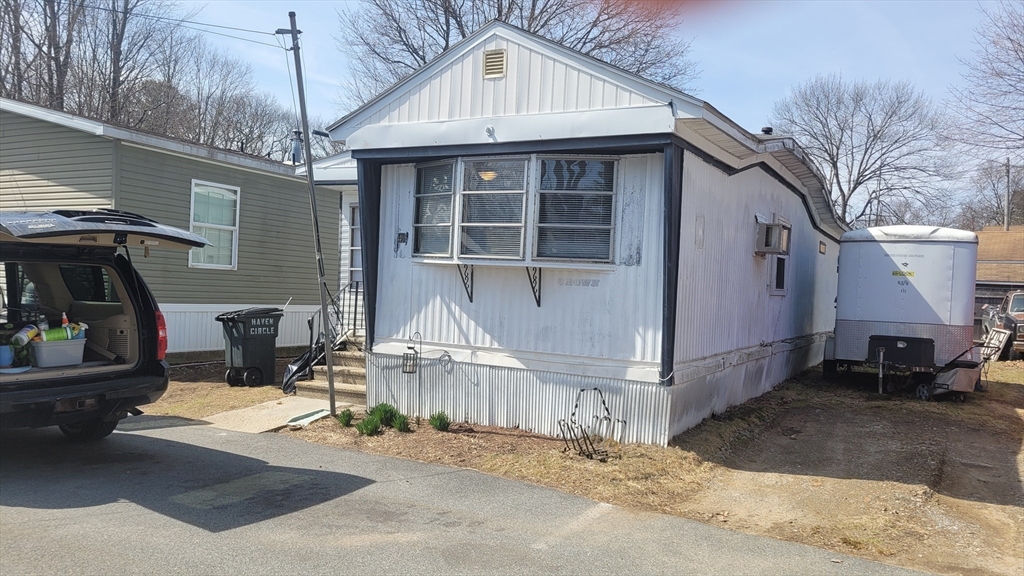 41 Pine Street, Peabody, Massachusetts, 2 Bedrooms Bedrooms, 4 Rooms Rooms,1 BathroomBathrooms,Residential,For Sale,Pine Street,73493506