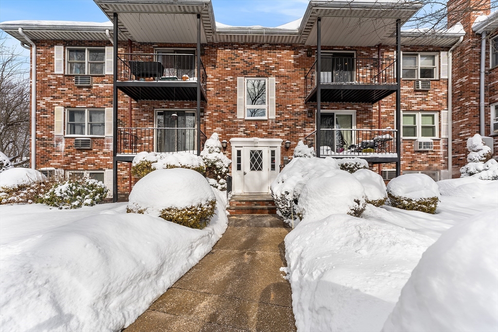 19 Pine St, Canton, Massachusetts, 2 Bedrooms Bedrooms, 5 Rooms Rooms,1 BathroomBathrooms,Residential,For Sale,Pine St,73472570