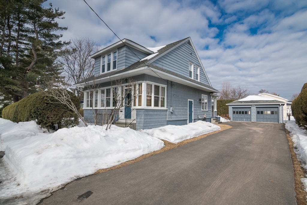 2 Oak St, Easthampton, Massachusetts, 3 Bedrooms Bedrooms, 6 Rooms Rooms,1.5 BathroomsBathrooms,Residential,For Sale,Oak St,73477729