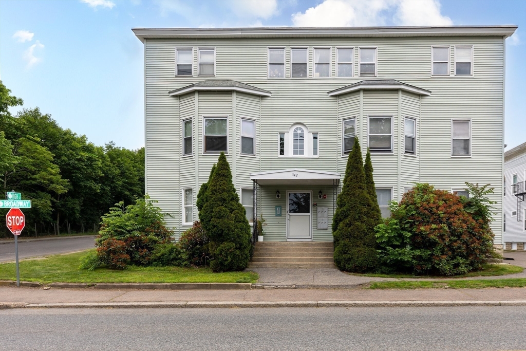 342 Broadway, North Attleboro, Massachusetts, 1 Bedroom Bedrooms, 4 Rooms Rooms,1 BathroomBathrooms,Residential Lease,For Rent,Broadway,73493773