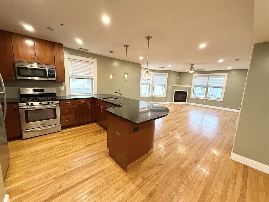 31 Humphreys St, Boston, Massachusetts, 2 Bedrooms Bedrooms, 6 Rooms Rooms,1.5 BathroomsBathrooms,Residential Lease,For Rent,Humphreys St,73493788