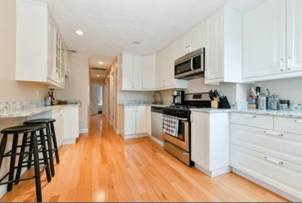 239 Emerson St, Boston, Massachusetts, 3 Bedrooms Bedrooms, 5 Rooms Rooms,1 BathroomBathrooms,Residential Lease,For Rent,Emerson St,73493851