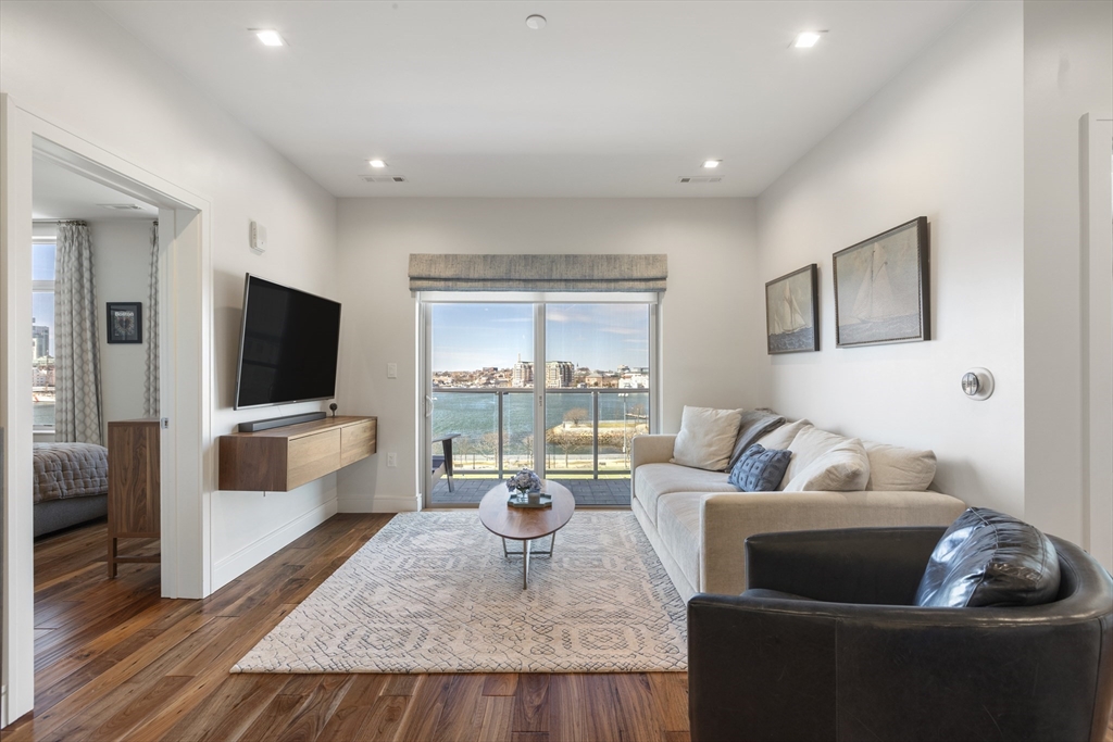 99 Sumner St, Boston, Massachusetts, 2 Bedrooms Bedrooms, 6 Rooms Rooms,2 BathroomsBathrooms,Residential,For Sale,Sumner St,73493860