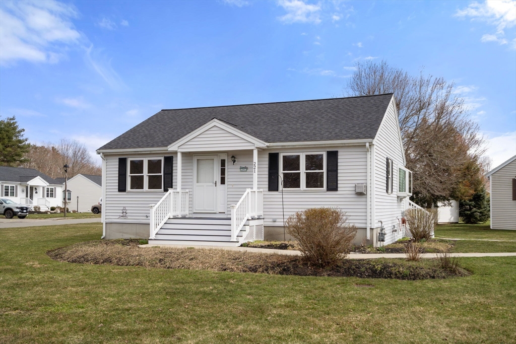 221 Crystal Water Drive, East Bridgewater, Massachusetts, 2 Bedrooms Bedrooms, 4 Rooms Rooms,2 BathroomsBathrooms,Residential,For Sale,Crystal Water Drive,73493937