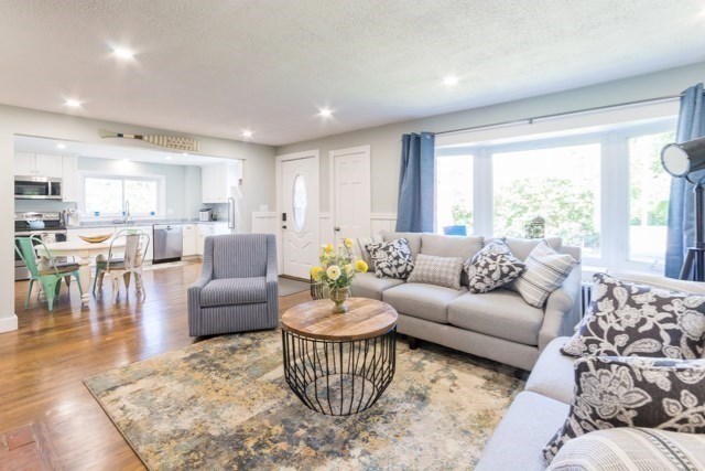 43 Edgartown Road, Tisbury, Massachusetts, 3 Bedrooms Bedrooms, 4 Rooms Rooms,2 BathroomsBathrooms,Residential Lease,For Rent,Edgartown Road,73493947