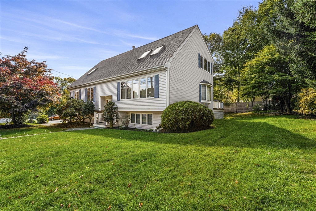 200 Robbins St., Milton, Massachusetts, 4 Bedrooms Bedrooms, 8 Rooms Rooms,3 BathroomsBathrooms,Residential,For Sale,Robbins St.,73454605