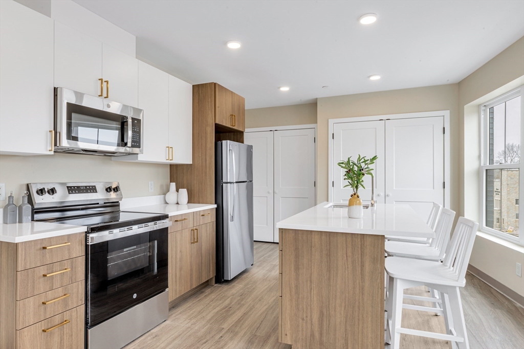 377 Cummins Highway, Boston, Massachusetts, 1 Bedroom Bedrooms, 3 Rooms Rooms,1 BathroomBathrooms,Residential Lease,For Rent,Cummins Highway,73494030