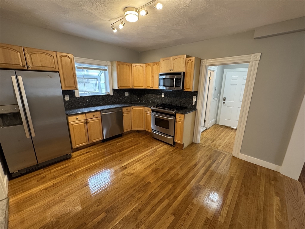 35 Cameron Ave, Somerville, Massachusetts, 1 Bedroom Bedrooms, 3 Rooms Rooms,2 BathroomsBathrooms,Residential Lease,For Rent,Cameron Ave,73494102