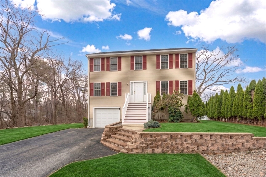 3 Lee St, Wilmington, Massachusetts, 4 Bedrooms Bedrooms, 8 Rooms Rooms,2.5 BathroomsBathrooms,Residential,For Sale,Lee St,73493998